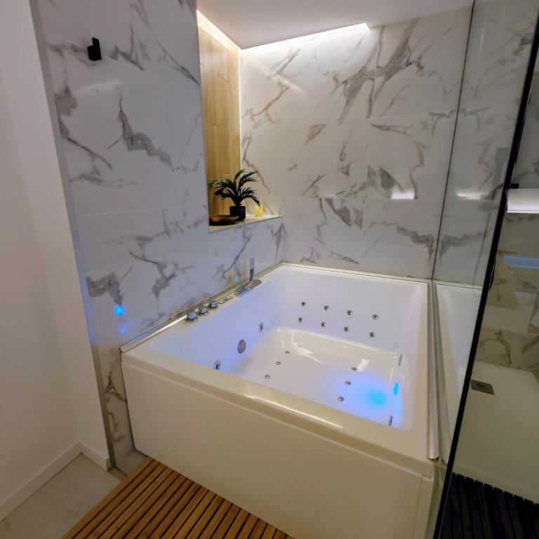 Sweet Suites - Deluxe Suite mit Whirlpool-Badewanne - 17