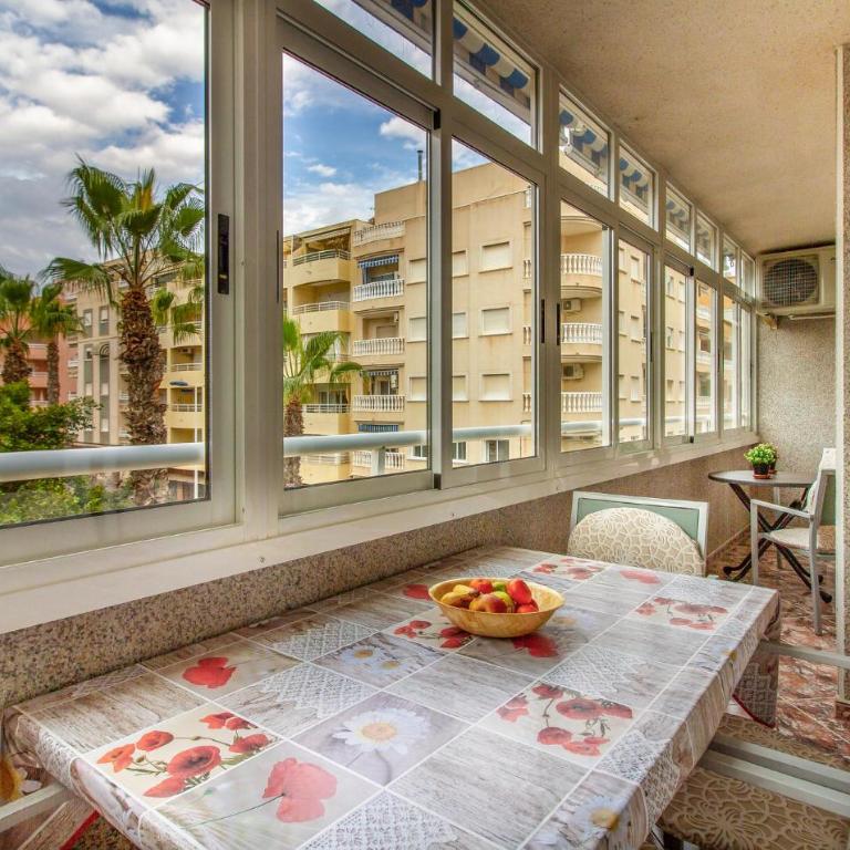 Stunning Apartment In Torrevieja - Apartamento de 2 dormitorios - 1