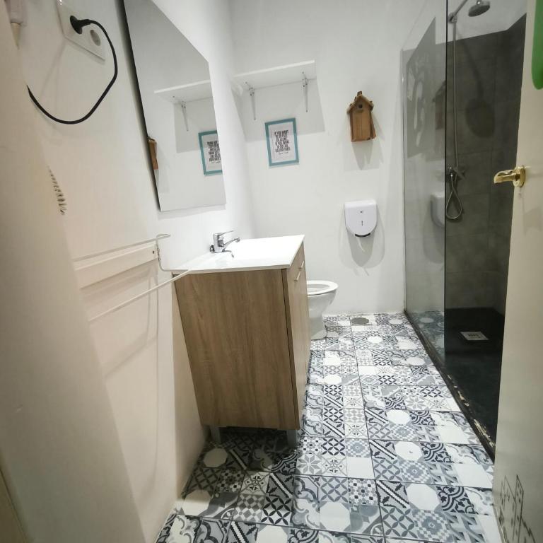 Feel Hostels Soho Malaga - Habitación Doble con balcón y baño compartido - 2 camas - 1