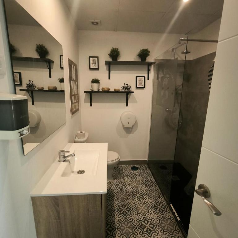 Feel Hostels Soho Malaga - Cama en habitación compartida mixta de 6 camas - 1
