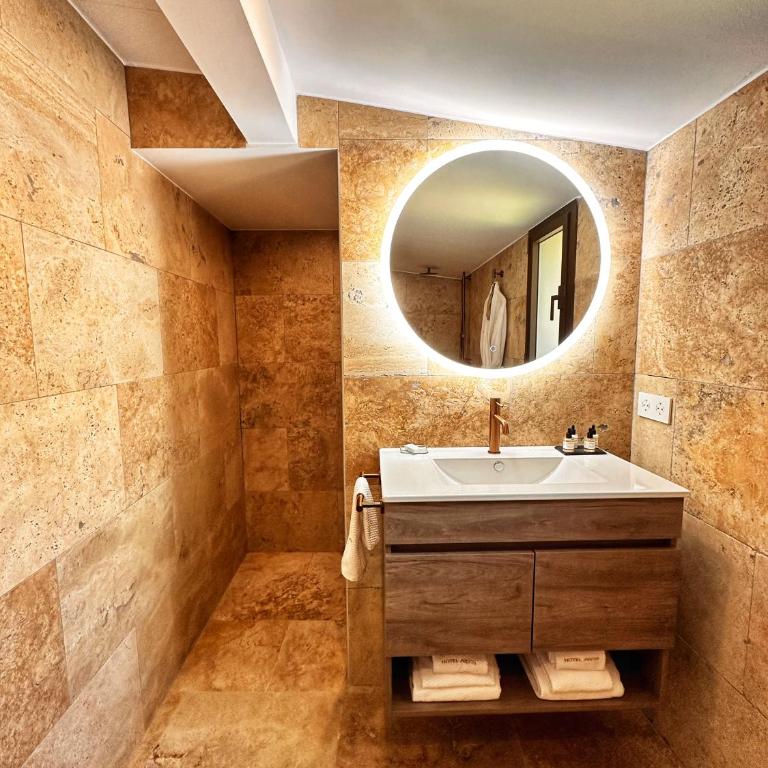 Boutique Hotel Comtal Empuries - Suite Junior Triple con bañera de hidromasaje y desayuno incluido - 2 adultos + 1 niño - 3
