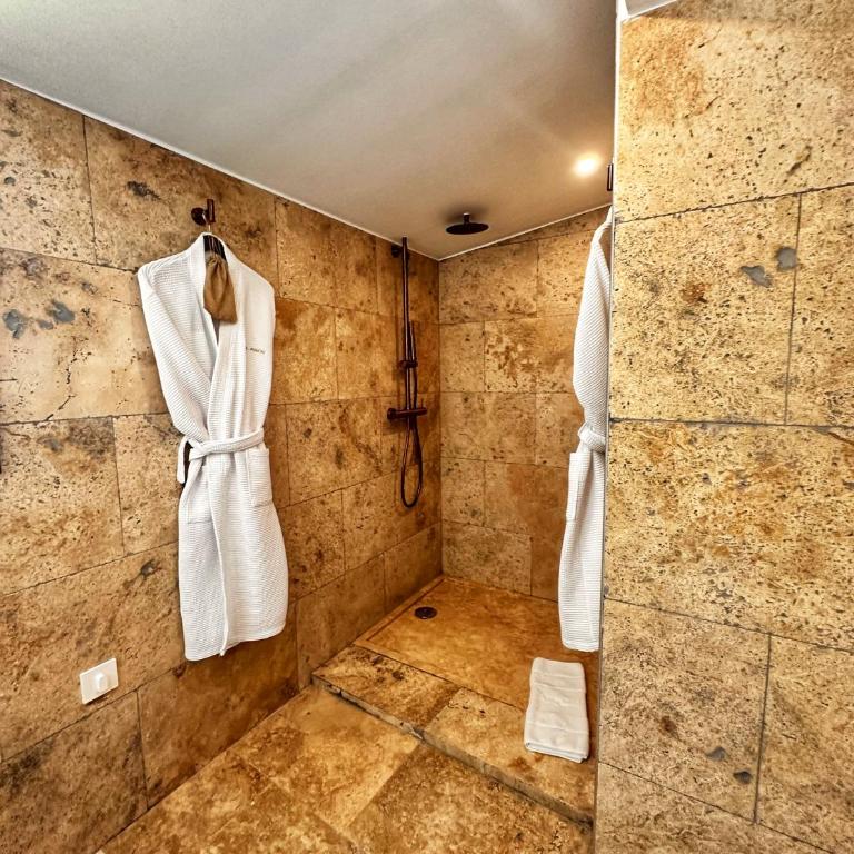 Boutique Hotel Comtal Empuries - Suite Junior Triple con bañera de hidromasaje y desayuno incluido - 2 adultos + 1 niño - 4