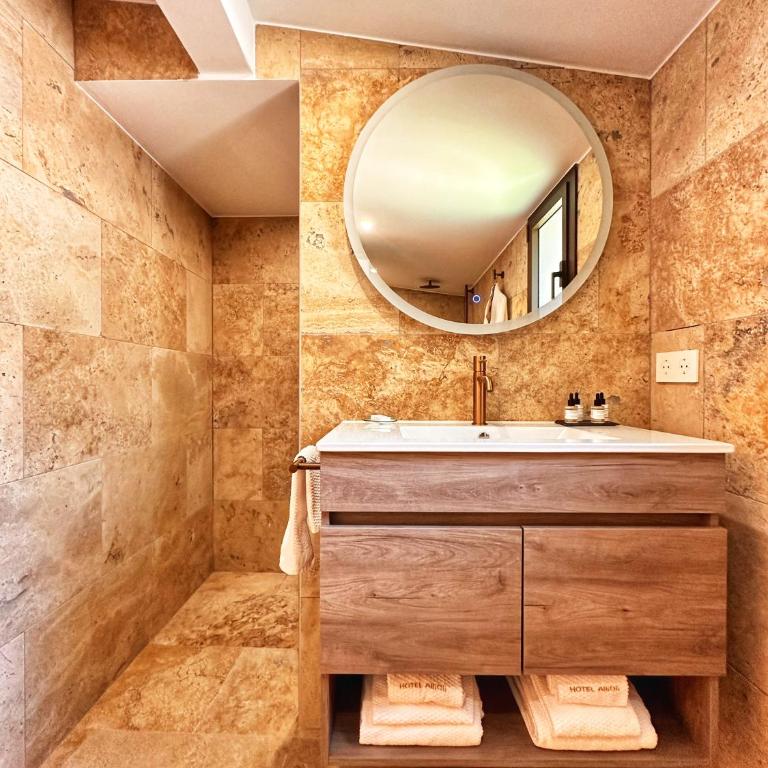 Boutique Hotel Comtal Empuries - Suite Junior Triple con bañera de hidromasaje y desayuno incluido - 2 adultos + 1 niño - 6