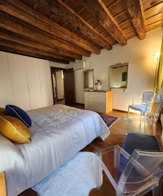 Juliets Bed Art Verona - One-Bedroom Apartment - 62