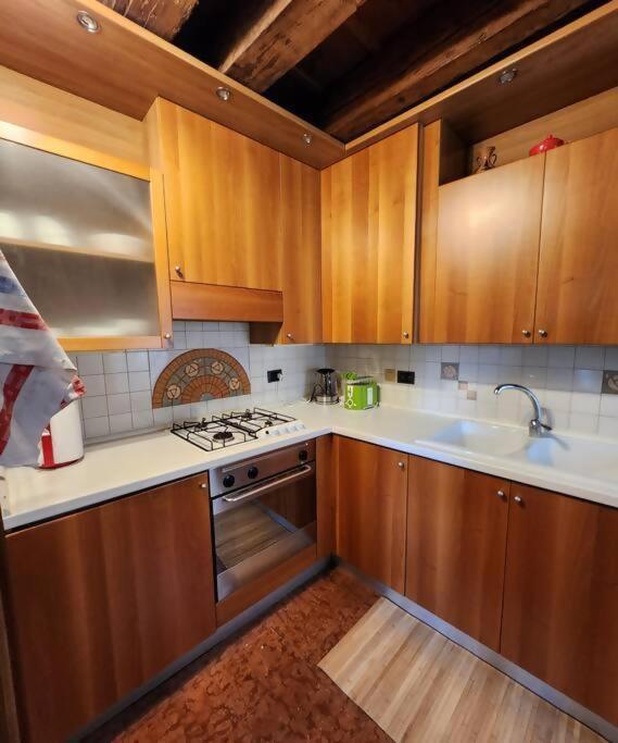 Juliets Bed Art Verona - One-Bedroom Apartment - 48