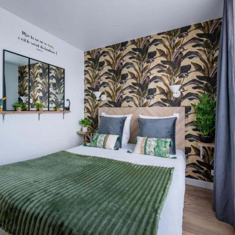 Jungle Duplex with pool 5 min Disneyland - Two-Bedroom Apartment - 13