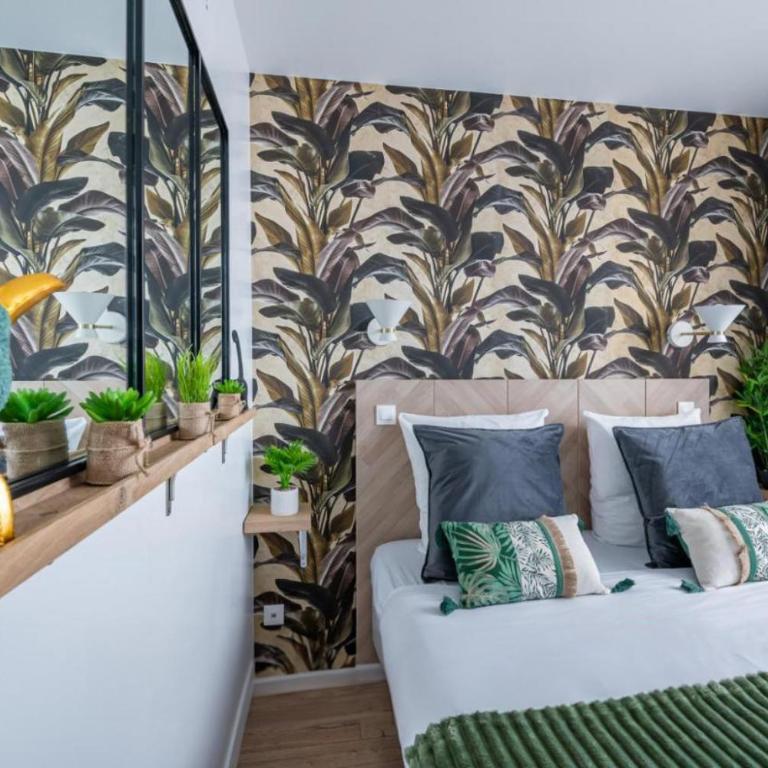 Jungle Duplex with pool 5 min Disneyland - Two-Bedroom Apartment - 12