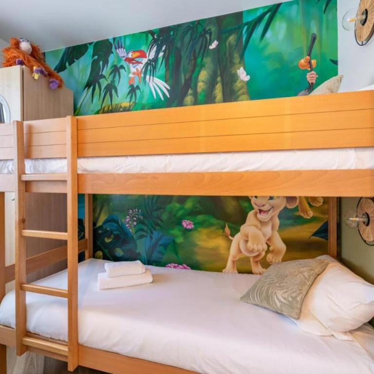 Jungle Duplex with pool 5 min Disneyland - Two-Bedroom Apartment - 9