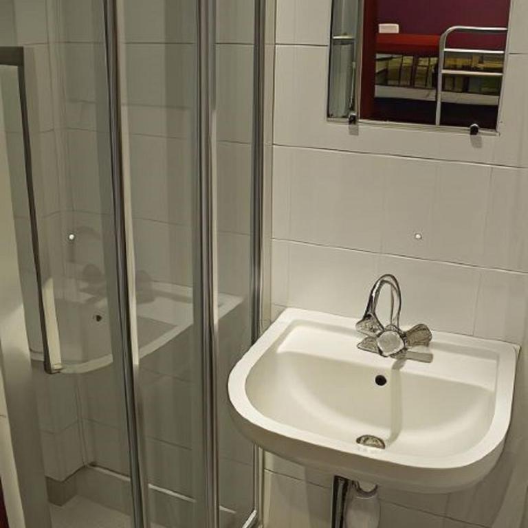 Young and Happy Latin Quarter by Hiphophostels - Chambre Quadruple avec Douche - 5