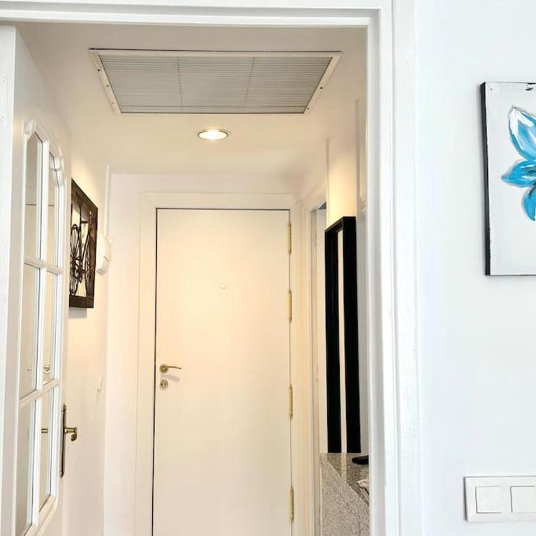 Central Fuengirola Studio Apartment with a Sea View - One-Bedroom Apartment - 13