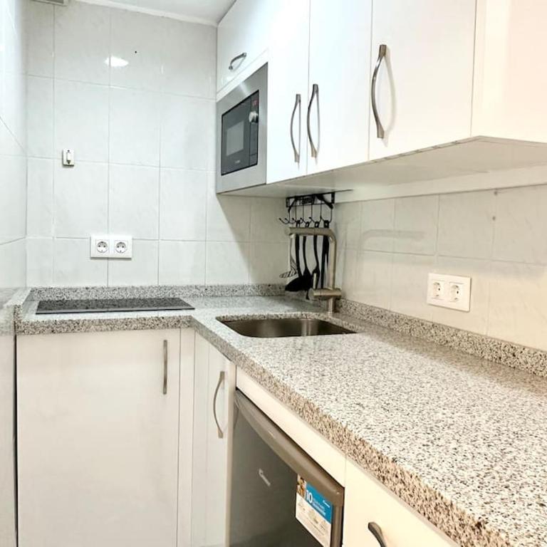 Central Fuengirola Studio Apartment with a Sea View - One-Bedroom Apartment - 23