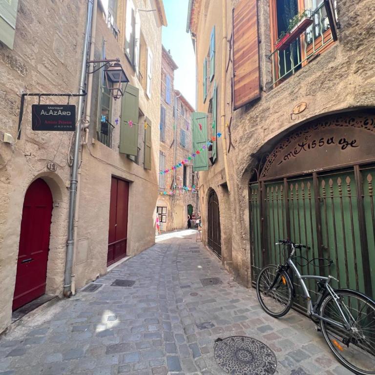 Pézenas Centre Historique - plages à 20 mn - climatisation mobile - Appartement 2 Chambres - 26