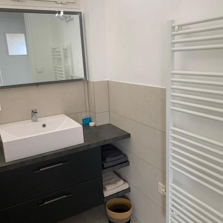 T4 VUE IMPRENABLE montagnes et ville - Apartment with Balcony - 10