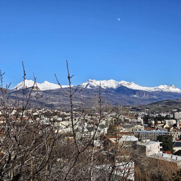 T4 VUE IMPRENABLE montagnes et ville - Apartment with Balcony - 2