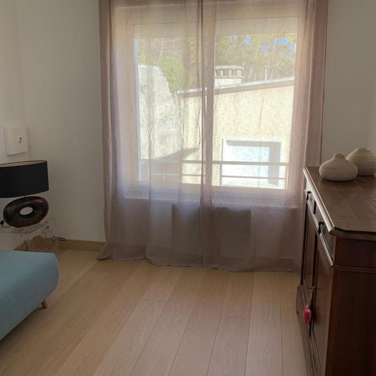 T4 VUE IMPRENABLE montagnes et ville - Apartment with Balcony - 9