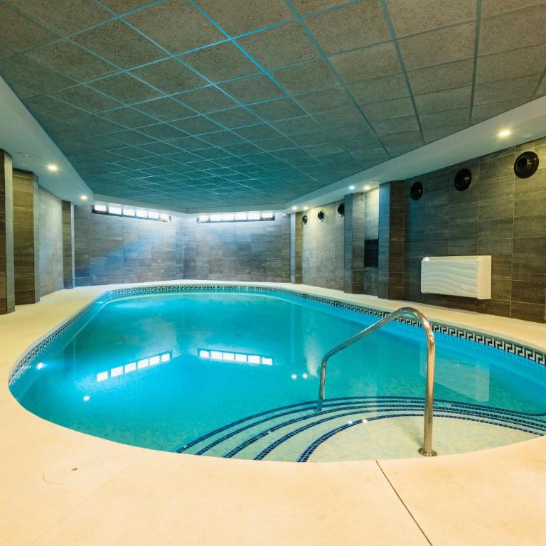 3 bedroom apartment, with private garden and terrace, in Puerto Banús - Three-Bedroom Apartment - 43