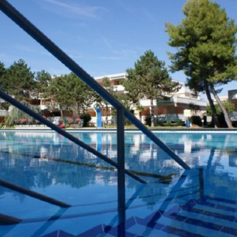 Flat with patio overlooking the pool - Appartamento - 17