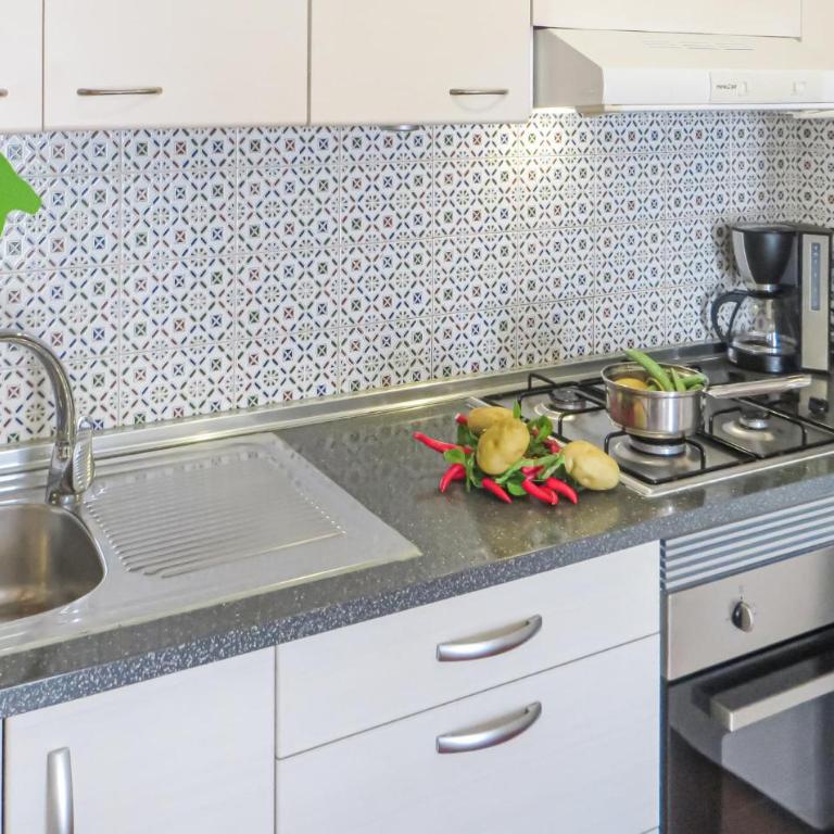 Gorgeous Apartment In Torrevieja With Wifi - Apartamento de 1 dormitorio - 10