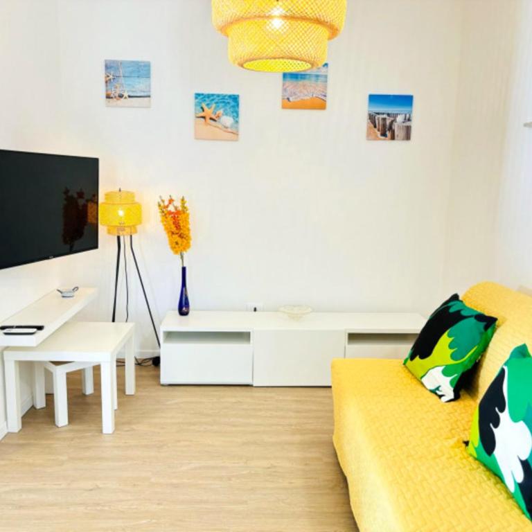 Beachside apartment with balcony - Apartment - 3