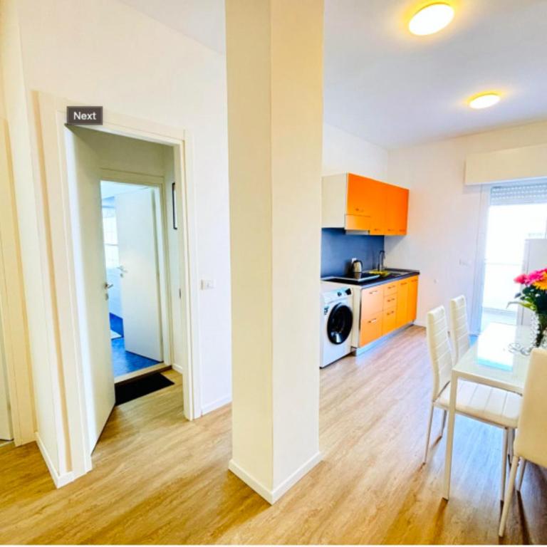 Beachside apartment with balcony - Apartment - 4