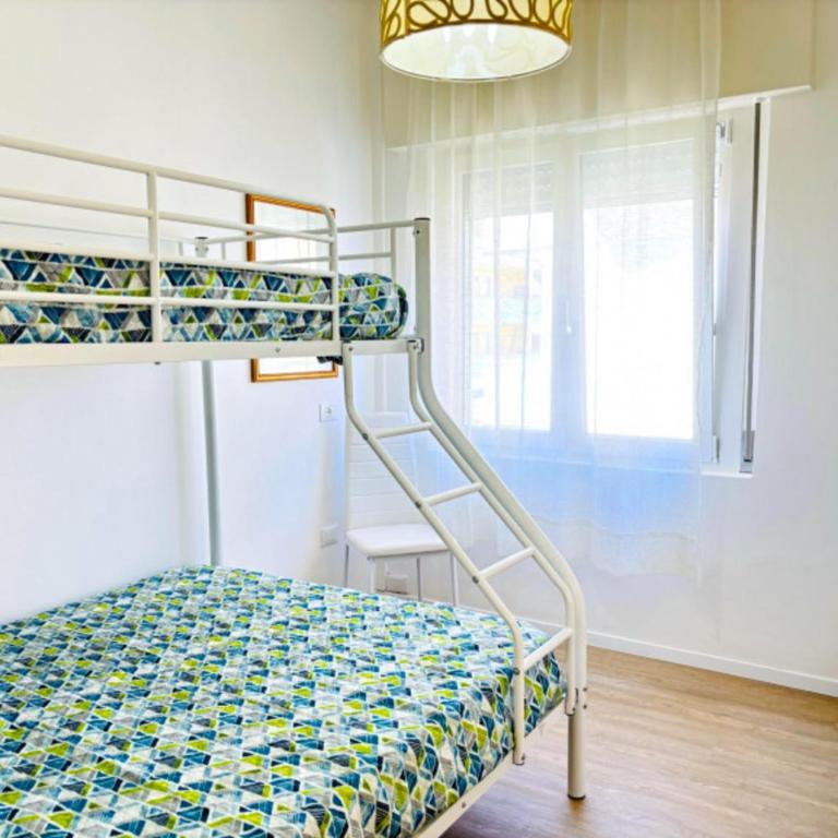 Beachside apartment with balcony - Apartment - 9