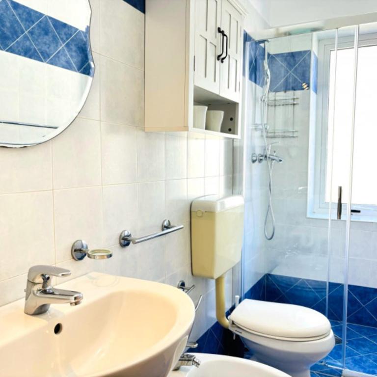 Beachside apartment with balcony - Apartment - 10
