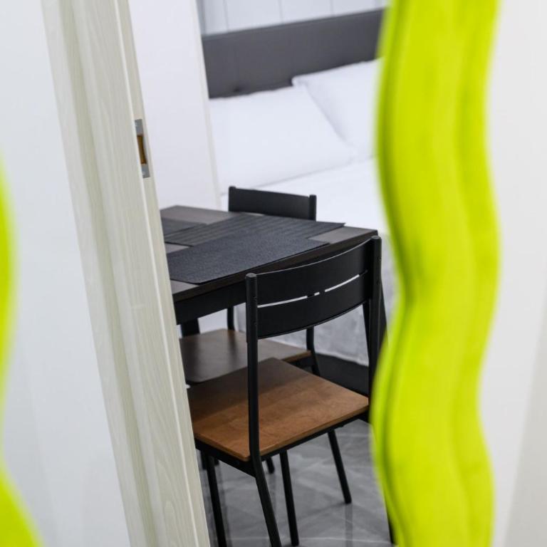 Giordano Suite Center - Camera Familiare con Bagno Privato - 7