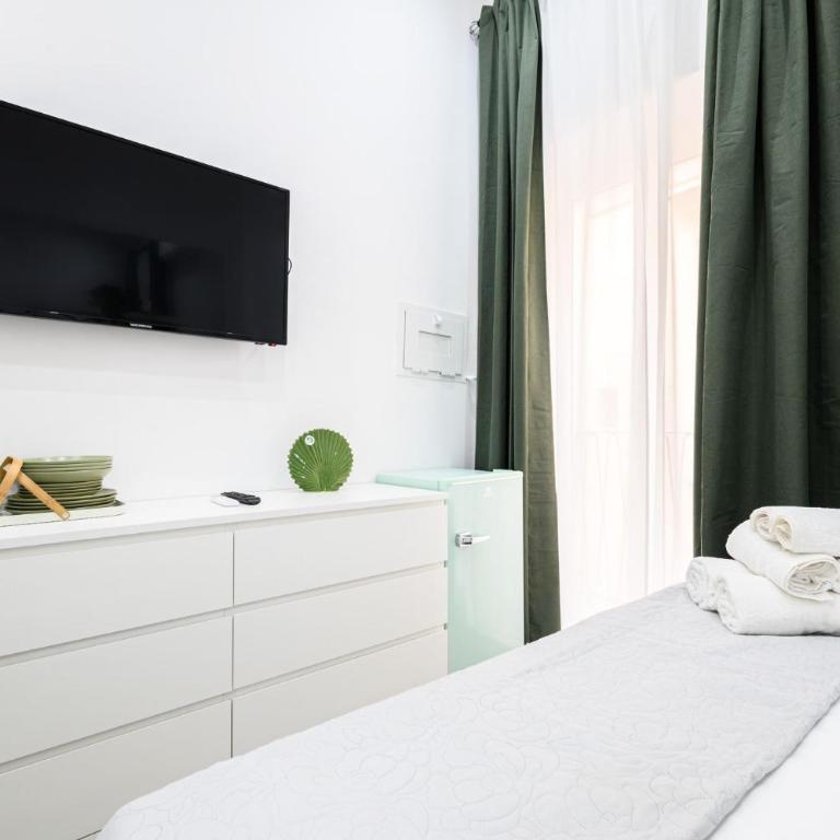 Giordano Suite Center - Camera Familiare con Bagno Privato - 9
