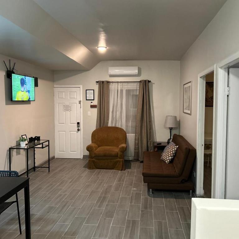 Chayo's Departamentos - Two-Bedroom Apartment - 11