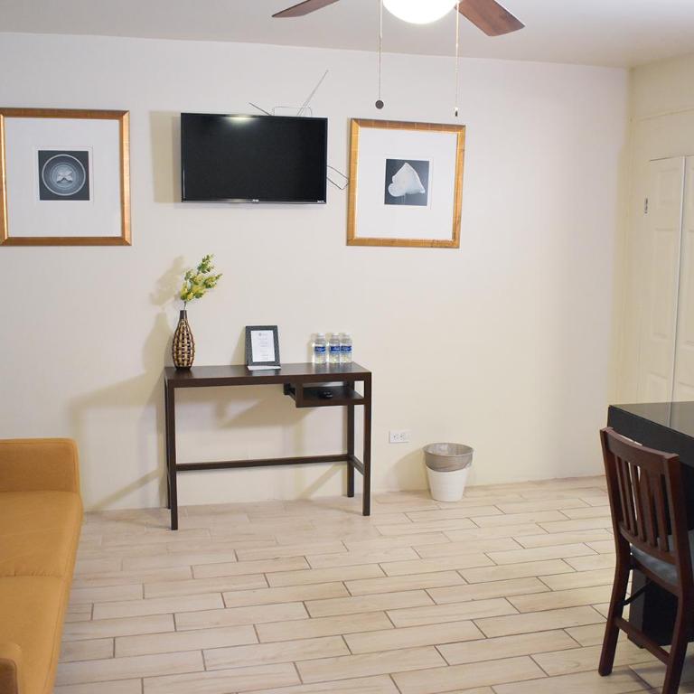 Chayo's Departamentos - Family Room - 9