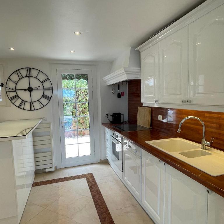 Luxe et calme avec vue mer panoramique à Antibes - Villa avec Piscine Privée - 16