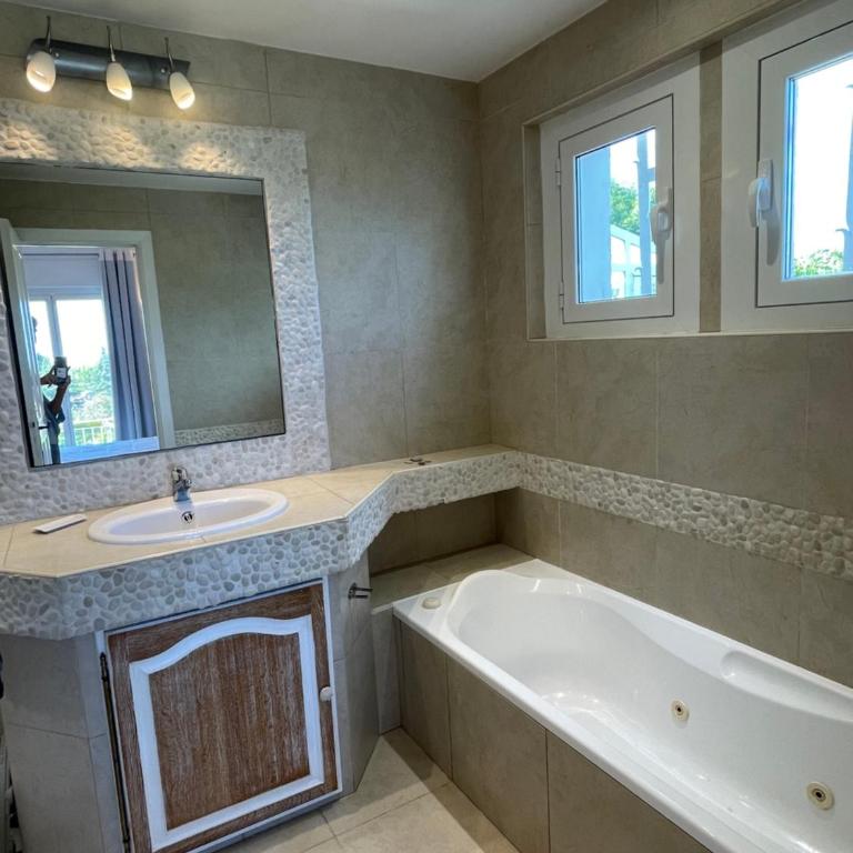 Luxe et calme avec vue mer panoramique à Antibes - Villa avec Piscine Privée - 17