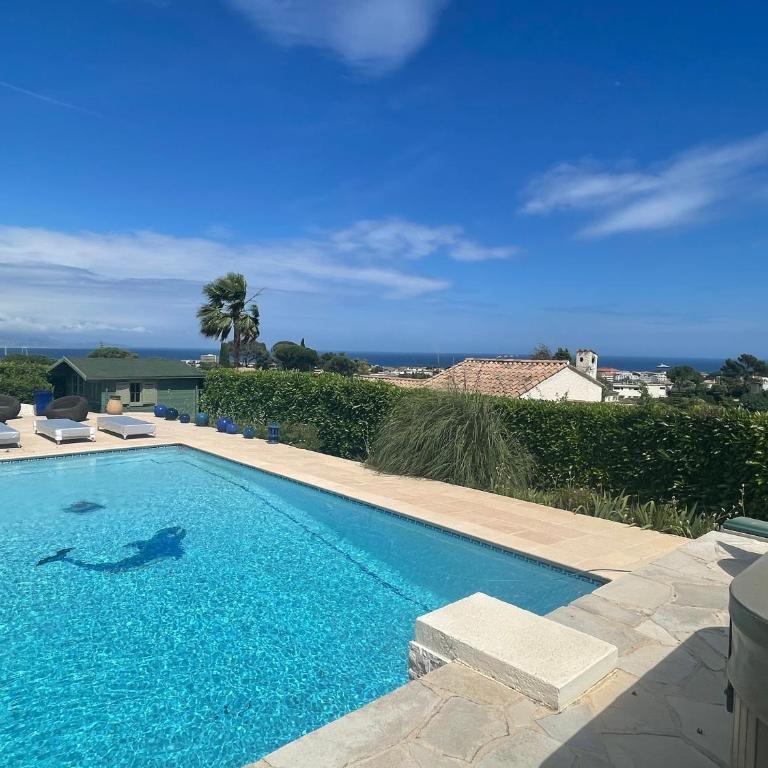 Luxe et calme avec vue mer panoramique à Antibes - Villa avec Piscine Privée - 35