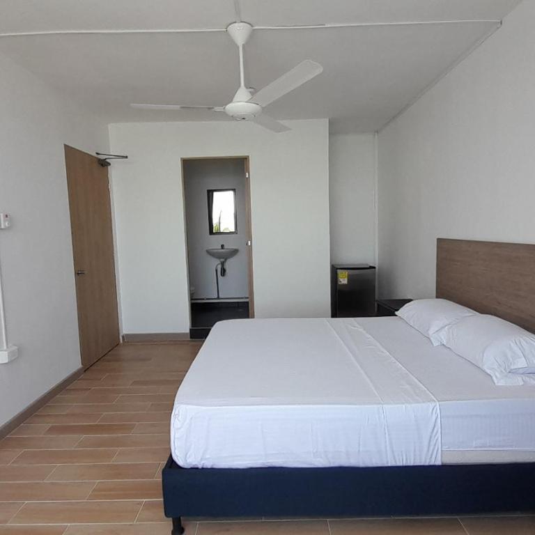 Panamerican Hostel - Habitación Doble con balcón y vistas al mar - 2