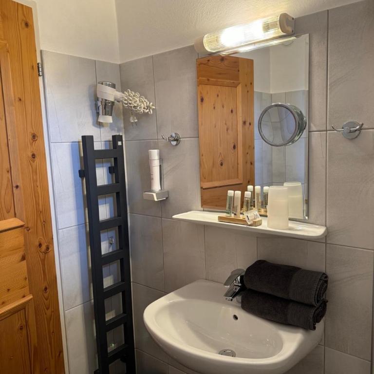 Comfort Hotel Garni Landhaus Gitti - Superior Doppelzimmer mit Balkon und Bergblick - 7