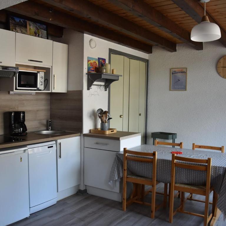 Duplex ensoleillé centre village avec balcon et parking privé - FR-1-464-86 - Appartement 1 Chambre - 3