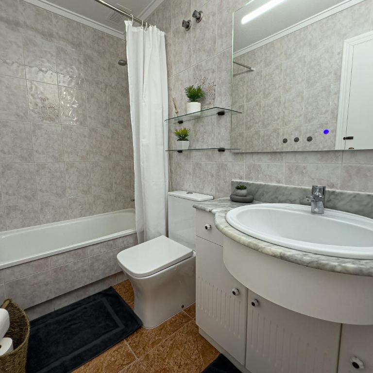 Torrevieja Seaside Escape - Two-Bedroom Apartment - 12