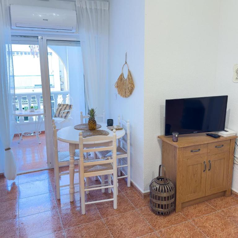 Torrevieja Seaside Escape - Two-Bedroom Apartment - 4