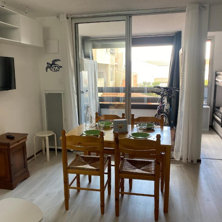 Studio Cabine avec Loggia, Parking, Proche mer, TV, Lave-Linge, 2 Vélos, Port Leucate, 4 Pers. - FR-1-798-4 - Estudio - 1