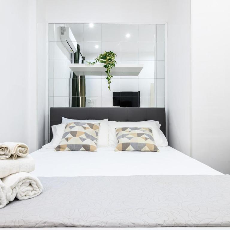 Giordano Suite Center - Camera Familiare con Bagno Privato - 1