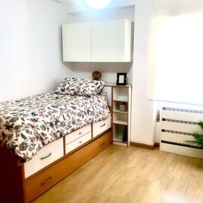 NUEVO! Con piscina a 2 minutos estación tren AVE. - Apartamento de 3 dormitorios - 25