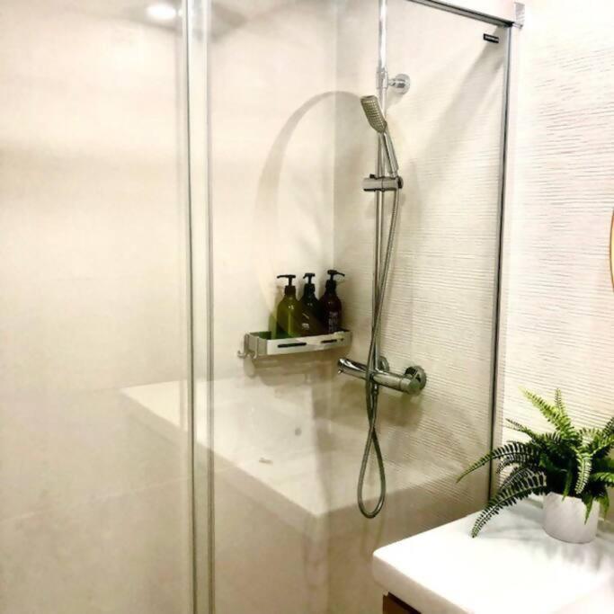 NUEVO! Con piscina a 2 minutos estación tren AVE. - Apartamento de 3 dormitorios - 36
