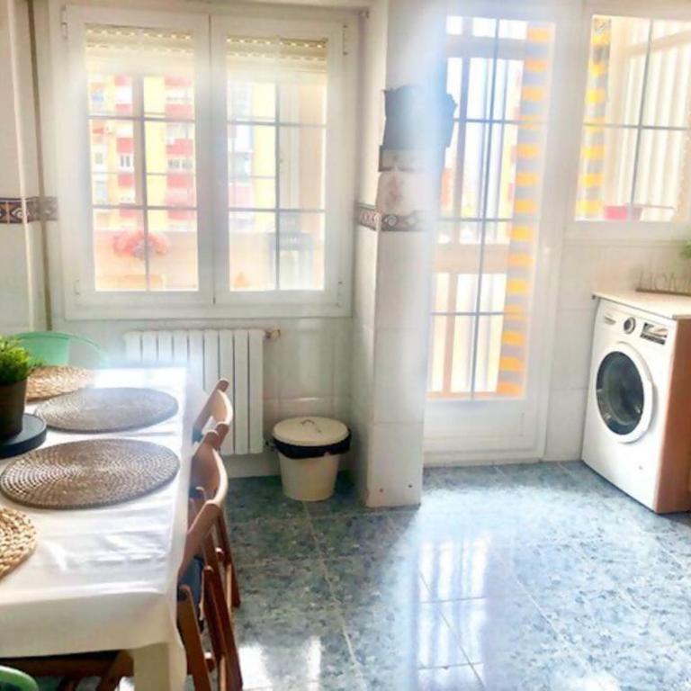 NUEVO! Con piscina a 2 minutos estación tren AVE. - Apartamento de 3 dormitorios - 42