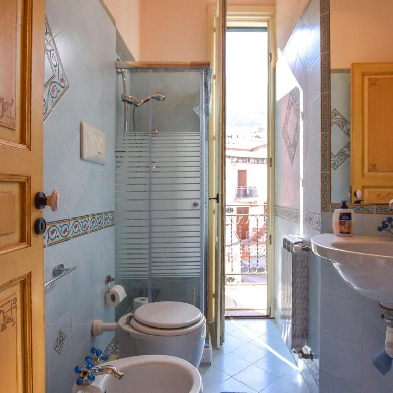 Awesome Apartment In Castellammare Dg With Wifi - Three-Bedroom Apartment - 13