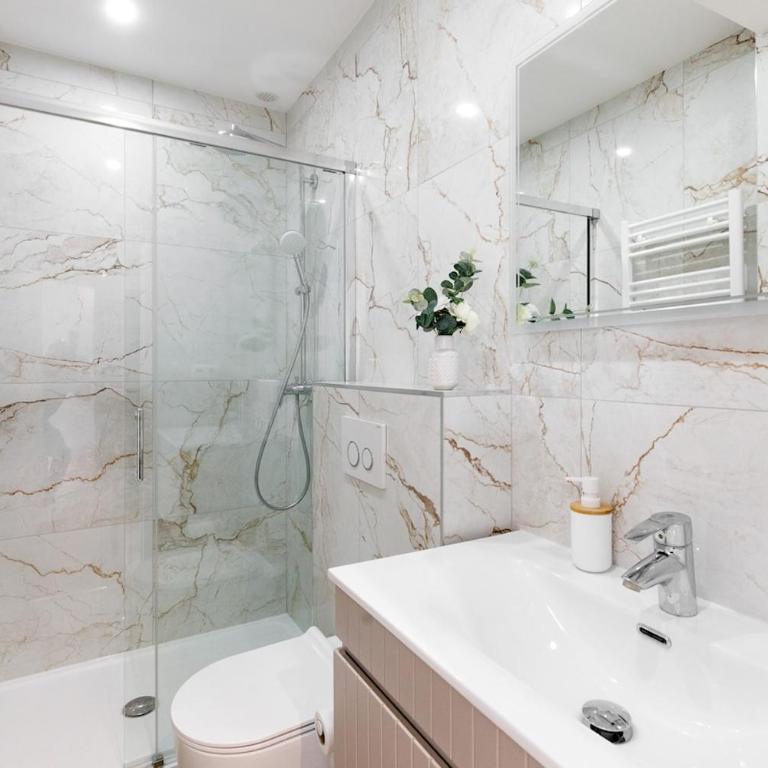Carlton area lux 2 beds 2 baths - Apartment - 22