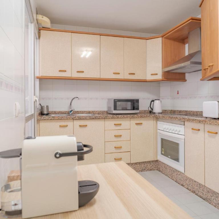 4 Bedroom Cozy Apartment In Málaga - Apartamento con 4 dormitorios - 7
