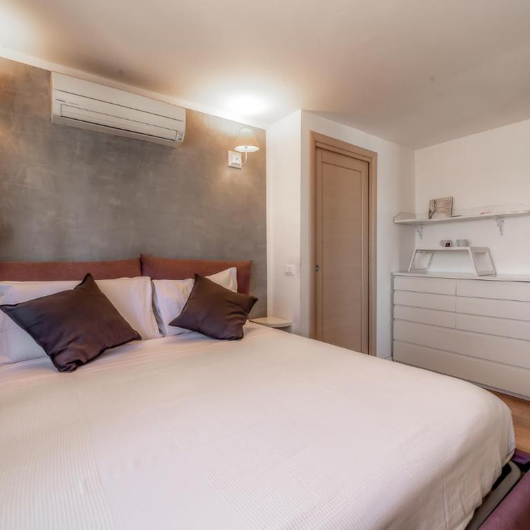Cozy Penthouse with Terrace and Rome View - One-Bedroom Apartment with Terrace - 11