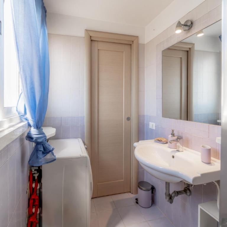 Cozy Penthouse with Terrace and Rome View - One-Bedroom Apartment with Terrace - 15