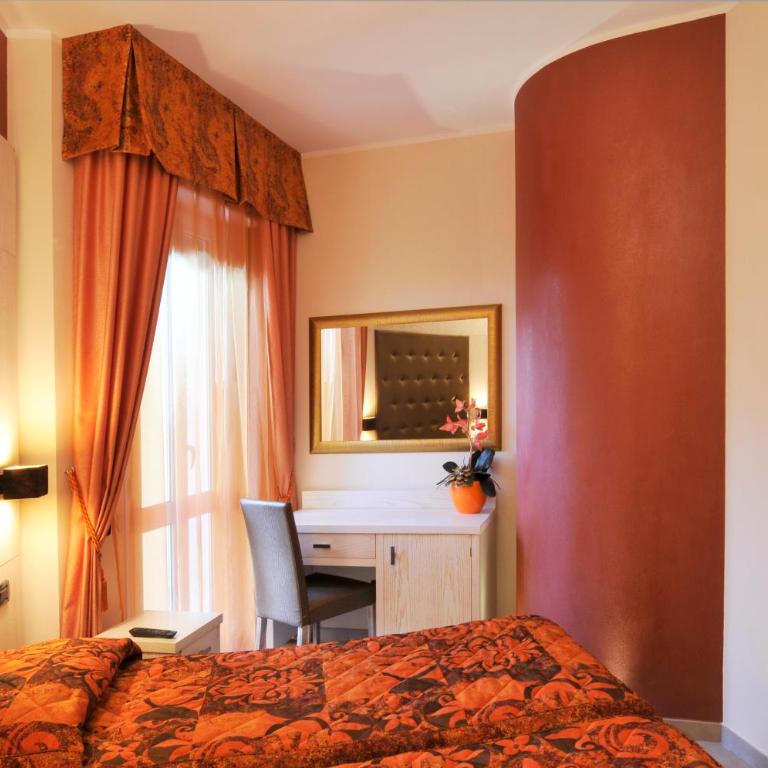 Hotel Villa Tiziana - Camera Matrimoniale/Doppia con Letti Singoli con Balcone - 5