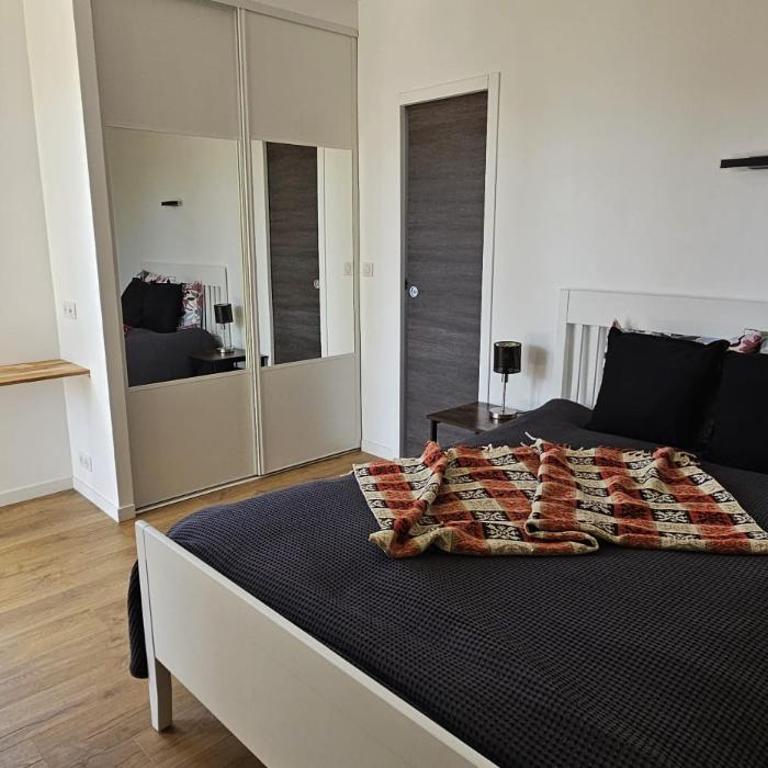 Cannes Sea View, by Beach, Private Room in Shared 3-Bedroom Apartment, Private Bathroom & Balcony,, Chambre avec salle de bain privative & balcon, chez l'habitant - Grande Chambre Double - 8